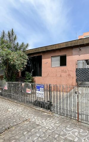 Casa à venda com 163m², 3 quartos e 7 vagasFachada + plaquinha