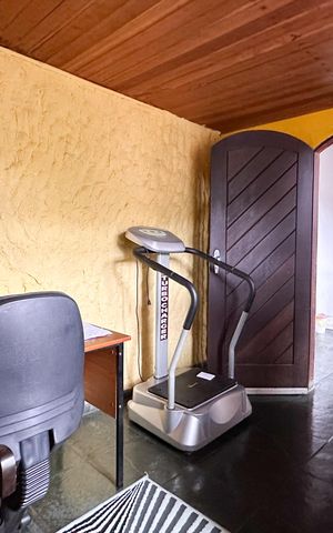Casa à venda com 174m², 4 quartos e 2 vagas Casa à venda com 174m², 4 quartos e 2 vagasEscritório