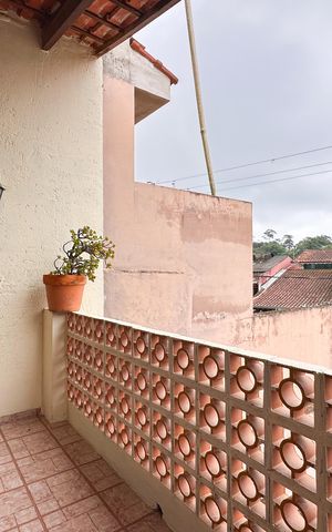 Casa à venda com 174m², 4 quartos e 2 vagas Casa à venda com 174m², 4 quartos e 2 vagasSacada do Quarto 3
