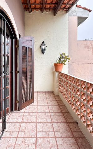 Casa à venda com 174m², 4 quartos e 2 vagas Casa à venda com 174m², 4 quartos e 2 vagasSacada do Quarto 3