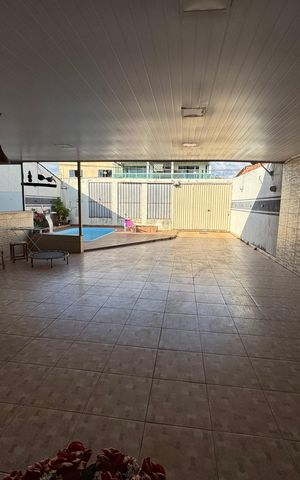 Casa à venda com 250m², 3 quartos e 4 vagas Casa à venda com 250m², 3 quartos e 4 vagasGaragem