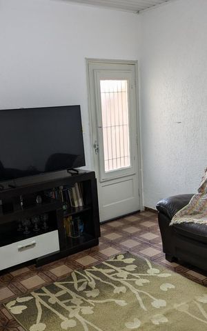 Casa à venda com 150m², 4 quartos e 2 vagas Casa à venda com 150m², 4 quartos e 2 vagasSala