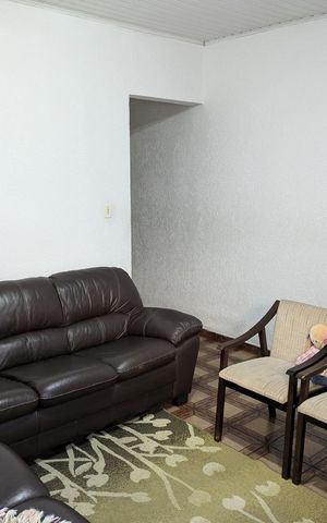 Casa à venda com 150m², 4 quartos e 2 vagas Casa à venda com 150m², 4 quartos e 2 vagasSala