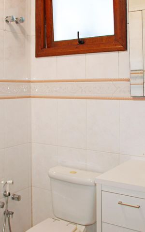 Casa de condomínio para alugar com 320m², 3 quartos e 4 vagasBanheiro
