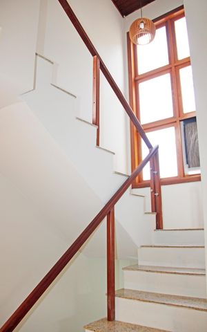 Casa de condomínio para alugar com 320m², 3 quartos e 4 vagasEscada