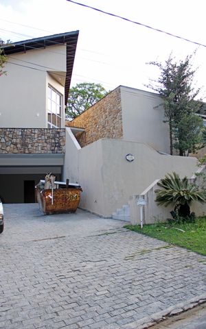 Casa de condomínio para alugar com 320m², 3 quartos e 4 vagasFachada