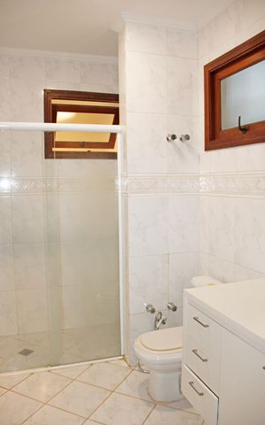 Casa de condomínio para alugar com 320m², 3 quartos e 4 vagasSuíte Banheiro