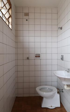 Casa para alugar com 320m², 4 quartos e 4 vagasBanheiro de serviço