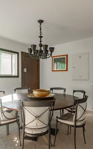 Casa à venda com 725m², 5 quartos e 8 vagas Casa à venda com 725m², 5 quartos e 8 vagasSala de Jantar