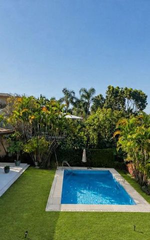 Casa à venda com 725m², 5 quartos e 8 vagas Casa à venda com 725m², 5 quartos e 8 vagasPiscina