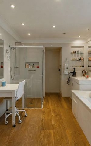 Casa à venda com 725m², 5 quartos e 8 vagas Casa à venda com 725m², 5 quartos e 8 vagasBanheiro