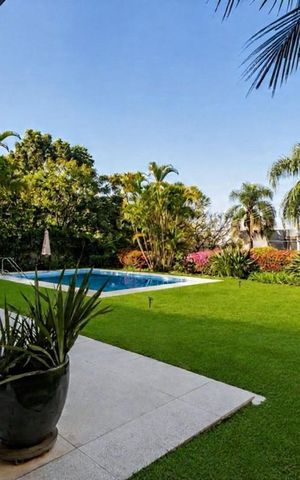 Casa à venda com 725m², 5 quartos e 8 vagas Casa à venda com 725m², 5 quartos e 8 vagasPiscina