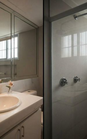 Casa à venda com 725m², 5 quartos e 8 vagas Casa à venda com 725m², 5 quartos e 8 vagasBanheiro