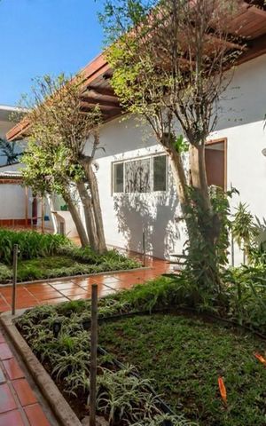 Casa à venda com 725m², 5 quartos e 8 vagas Casa à venda com 725m², 5 quartos e 8 vagasÁrea Externa