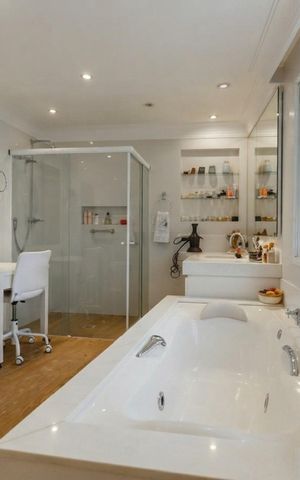 Casa à venda com 725m², 5 quartos e 8 vagas Casa à venda com 725m², 5 quartos e 8 vagasBanheiro