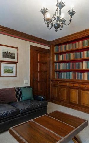 Casa à venda com 725m², 5 quartos e 8 vagas Casa à venda com 725m², 5 quartos e 8 vagasSala