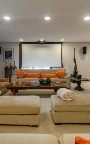 Casa à venda com 725m², 5 quartos e 8 vagas Casa à venda com 725m², 5 quartos e 8 vagasSala