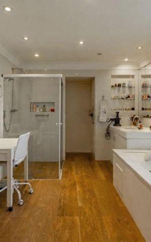 Casa à venda com 725m², 5 quartos e 8 vagas Casa à venda com 725m², 5 quartos e 8 vagasBanheiro