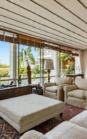 Casa à venda com 725m², 5 quartos e 8 vagas Casa à venda com 725m², 5 quartos e 8 vagasSala