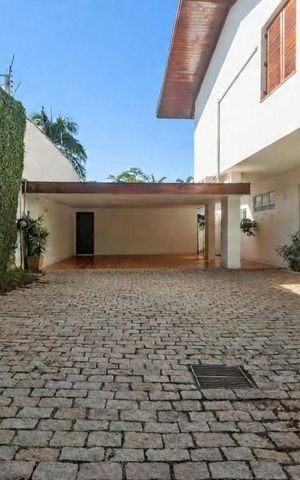 Casa à venda com 725m², 5 quartos e 8 vagas Casa à venda com 725m², 5 quartos e 8 vagasÁrea Externa