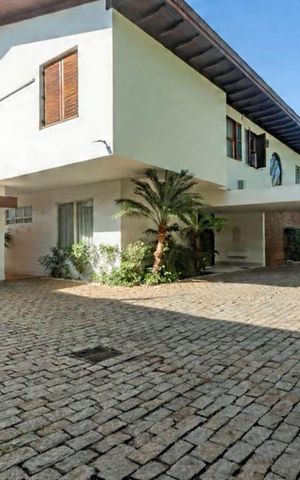 Casa à venda com 725m², 5 quartos e 8 vagas Casa à venda com 725m², 5 quartos e 8 vagasÁrea Externa