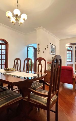 Casa à venda com 143m², 4 quartos e 2 vagas Casa à venda com 143m², 4 quartos e 2 vagasSala