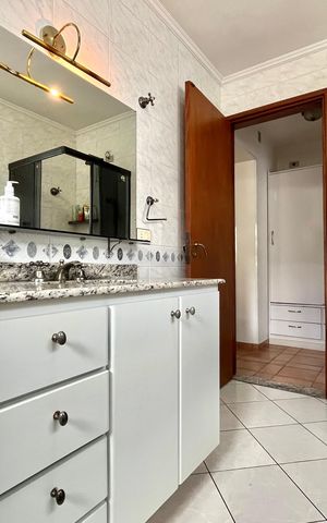 Casa à venda com 143m², 4 quartos e 2 vagas Casa à venda com 143m², 4 quartos e 2 vagasBanheiro da Suíte