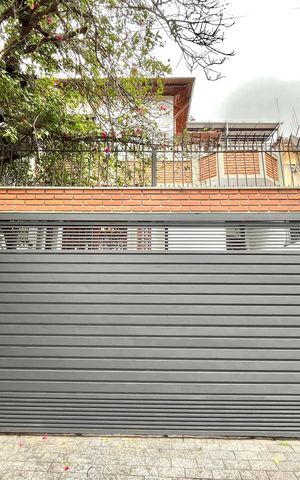 Casa à venda com 143m², 4 quartos e 2 vagas Casa à venda com 143m², 4 quartos e 2 vagasFachada