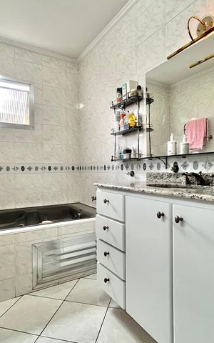 Casa à venda com 143m², 4 quartos e 2 vagas Casa à venda com 143m², 4 quartos e 2 vagasBanheiro da Suíte