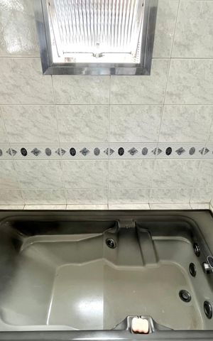 Casa à venda com 143m², 4 quartos e 2 vagas Casa à venda com 143m², 4 quartos e 2 vagasBanheiro da Suíte