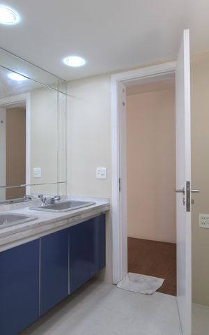 Apartamento à venda com 236m², 4 quartos e 4 vagasBanheiro da Suíte 2