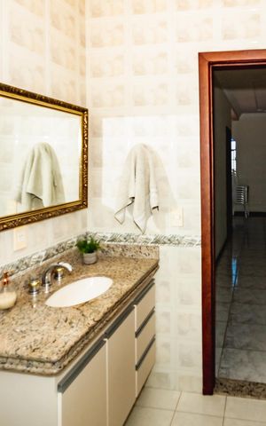 Casa à venda com 386m², 4 quartos e 4 vagasBanheiro do Quarto 2