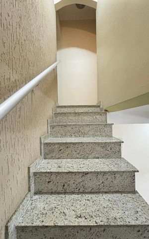 Casa à venda com 223m², 4 quartos e 2 vagas Casa à venda com 223m², 4 quartos e 2 vagasEscada