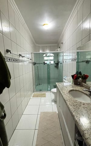 Casa à venda com 223m², 4 quartos e 2 vagas Casa à venda com 223m², 4 quartos e 2 vagasBanheiro da Suíte