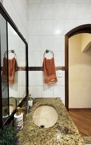 Casa à venda com 223m², 4 quartos e 2 vagas Casa à venda com 223m², 4 quartos e 2 vagasBanheiro