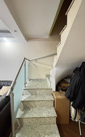 Casa à venda com 223m², 4 quartos e 2 vagas Casa à venda com 223m², 4 quartos e 2 vagasEscada