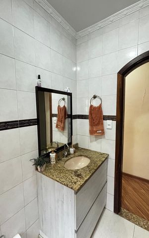 Casa à venda com 223m², 4 quartos e 2 vagas Casa à venda com 223m², 4 quartos e 2 vagasBanheiro