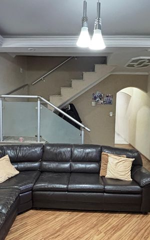 Casa à venda com 223m², 4 quartos e 2 vagas Casa à venda com 223m², 4 quartos e 2 vagasSala