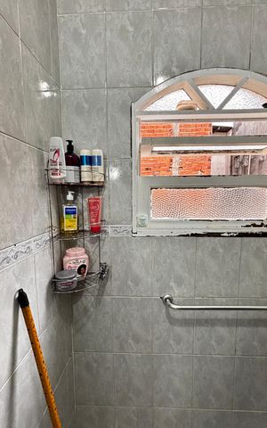 Casa à venda com 223m², 4 quartos e 2 vagas Casa à venda com 223m², 4 quartos e 2 vagasBanheiro