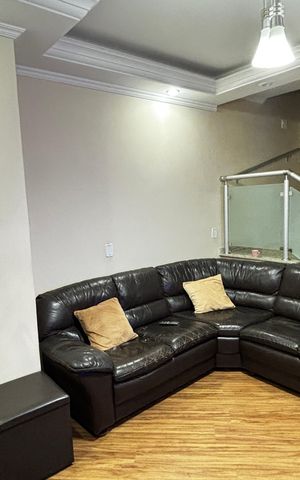 Casa à venda com 223m², 4 quartos e 2 vagas Casa à venda com 223m², 4 quartos e 2 vagasSala