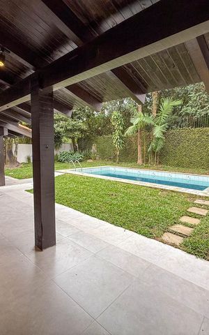 Casa de condomínio à venda com 345m², 3 quartos e 4 vagas Casa de condomínio à venda com 345m², 3 quartos e 4 vagasÁrea externa