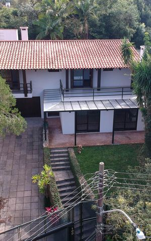 Casa de condomínio à venda com 345m², 3 quartos e 4 vagas Casa de condomínio à venda com 345m², 3 quartos e 4 vagasÁrea externa