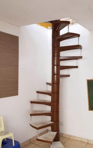 Casa à venda com 125m², 2 quartos e 2 vagas Casa à venda com 125m², 2 quartos e 2 vagasEscada - Área externa