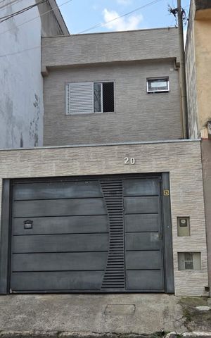 Casa à venda com 125m², 2 quartos e 2 vagas Casa à venda com 125m², 2 quartos e 2 vagasFachada