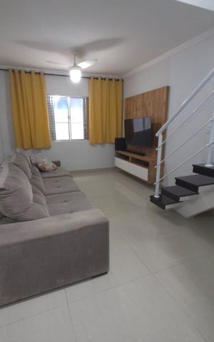 Casa à venda com 125m², 2 quartos e 2 vagas Casa à venda com 125m², 2 quartos e 2 vagasSala