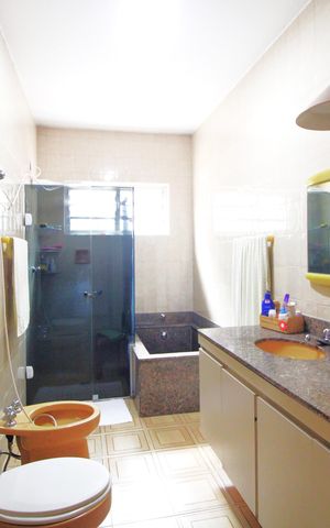 Casa à venda com 420m², 4 quartos e 4 vagasBanheiro comum