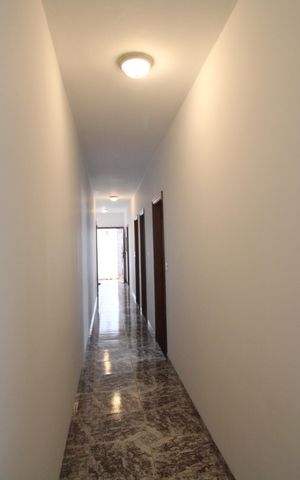 Casa à venda com 420m², 4 quartos e 4 vagasCorredor entre os quartos