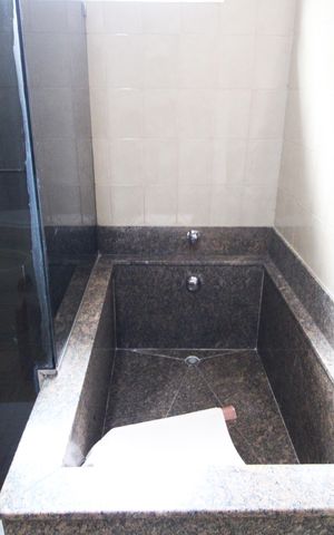 Casa à venda com 420m², 4 quartos e 4 vagasBanheiro comum / Banheira