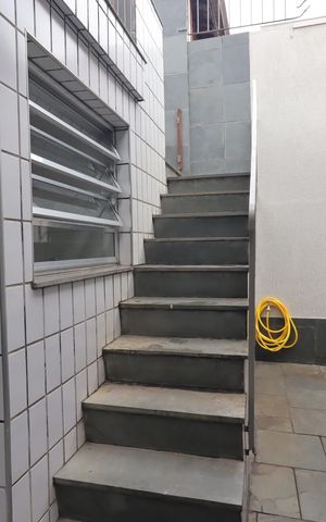Casa para alugar com 238m², 3 quartos e 2 vagasEscada