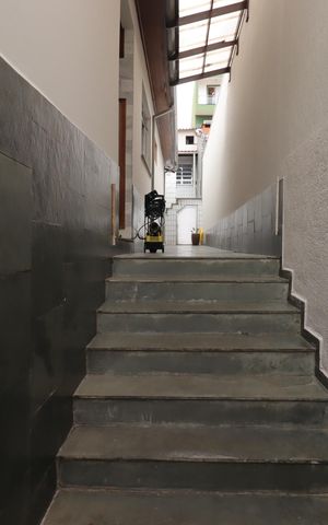 Casa para alugar com 238m², 3 quartos e 2 vagasEscada